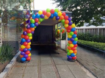 Ballonnenboog met veel kleuren