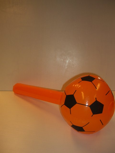 Oranje opblaasbal met steel foto